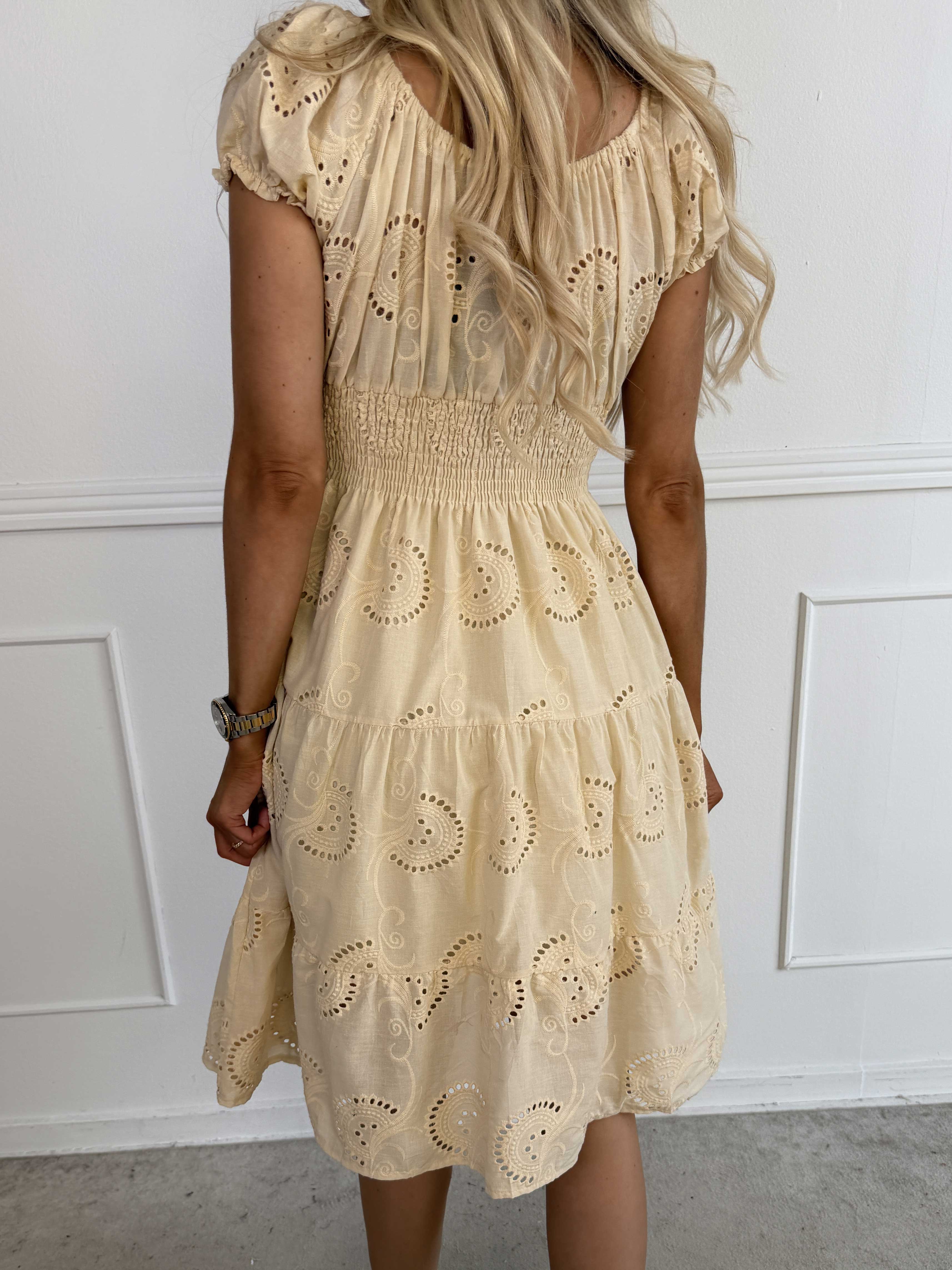 Aleia Broderie - Kort viskosekjole med smock i broderie anglaise
